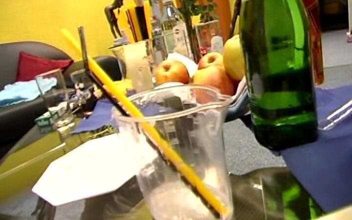 German amateur couples: Cô bé người Đức nghịch ngợm này phải bú cu tại...