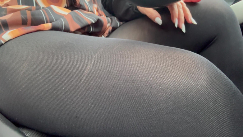 Step Mommy: Elegancka macocha jeździ do biura w rajstopach i pięknej sukience