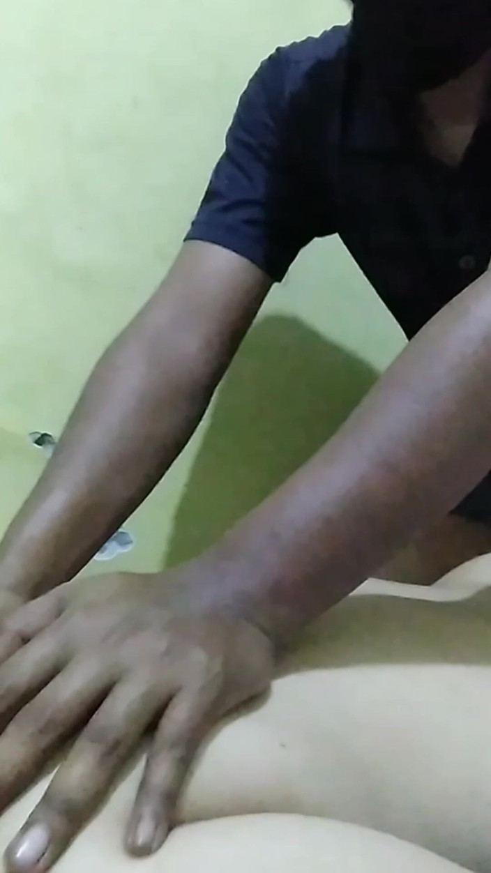 Angelina Pop: Masajista obtiene clientes hermosas y sexy