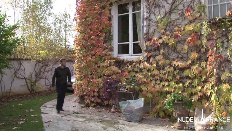 Nude in France: La conservatrice bionda matura francese avvolge le sue enormi tette...
