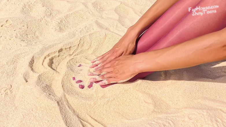 Shiny teens: 922 Shiny Purple Cdr Pantyhose di Pantai