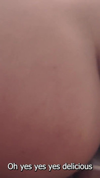 Iubita latină face sex cu cea mai bună prietenă a tatălui ei vitreg, o brunetă cu penis BBC în sufrageria casei ei!