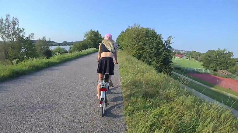 TV_Helena: Bisiklete binerken herkesin içinde çıplaklık!! Travesti kız sadece bisiklete değil, aynı...