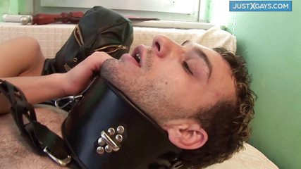 Just X Gays fetish: 年上の男は、オーラルSMプレイのためにゲイの男の子をバインドします