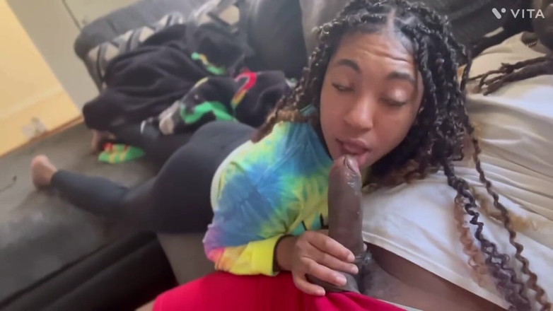 Fijii pornbox: Фигуристую азиатскую черную порнозвезду жестко трахнул большой черный член прямо в горло спермоприемника