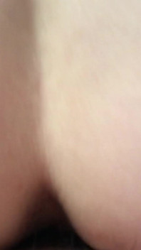Close-up ekstrem. Kencing sambil bercinta di dalam memek berbulu. Cewek amatir mesum