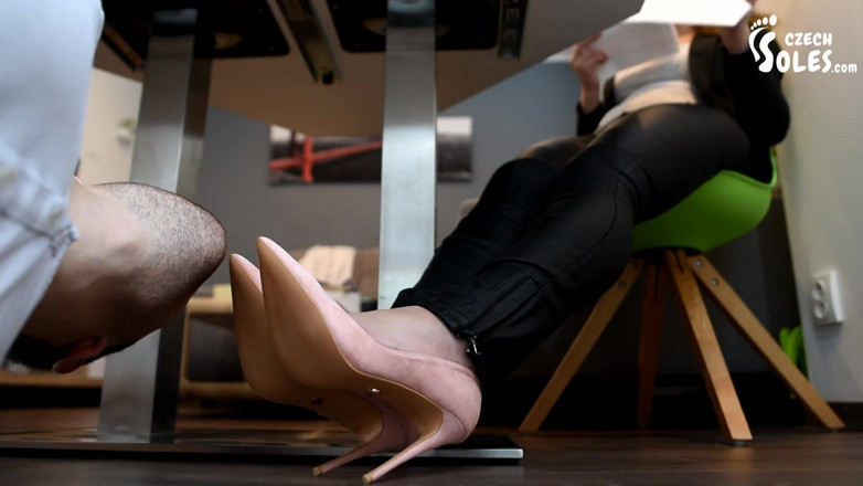 Czech Soles - foot fetish content: Penjilat kasut pejabat di bawah meja bosnya