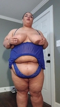 Gioco con la mia figa mentre indosso la mia lingerie sexy!