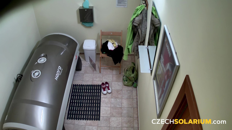 Czech Solarium: Solariu ceh 59: o tânără rasă netedă își arată pizda