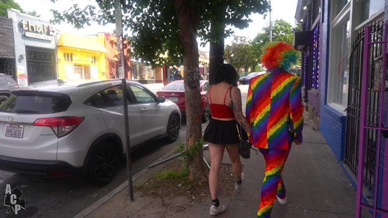 Josie Jaxxon: Puta casada es follada en público por Gibby, el payaso