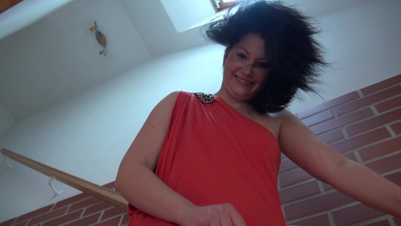 All Those Girlfriends: Diana se masturbe dans les escaliers