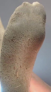 肮脏的袜子垂着