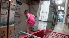 Isteri melancap dan berkelip di luar rumah