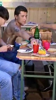 Blonďatá Twink šuká svou kamarádku na seno