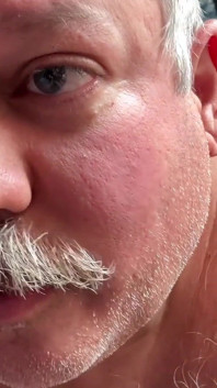 Scopata nella sua biancheria intima rossa sexy e si infila un dildo nel suo culo grasso