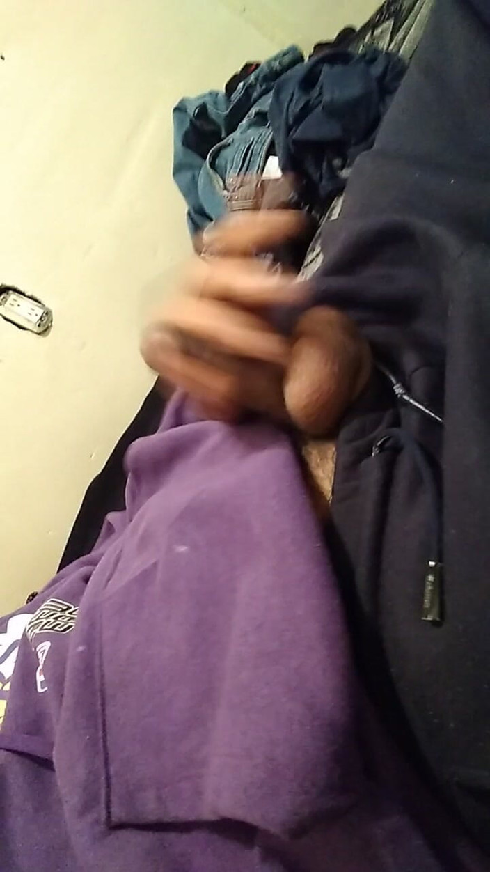 AlexAlejandro13: En la cama de mi hermanastra tocando polla