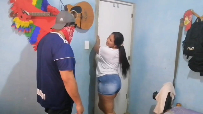 Sexysweet0455: Busco a mi vecino que me ayude y termina seduciéndolo...