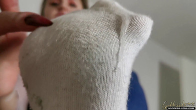 Goddess Lena: Makan stoking!