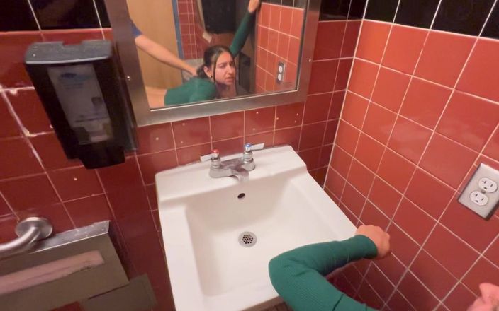 Hailey Rose: Vollwertkost Öffentlicher badezimmer-sex (echtes amateur-video mit Hailey Rose)