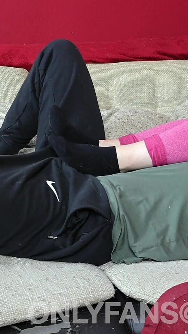 JoZi: Amatorskie siadanie na twarzy i ballbusting w skarpetkach i leginsach