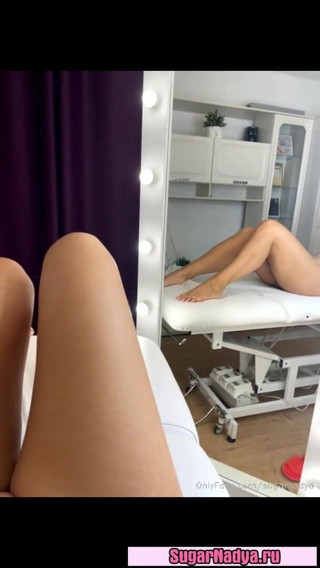 SugarNadya: Treatment of the client's sexy legs after waxing