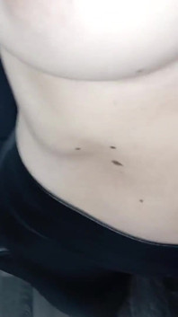 Sexy brunetka přítelkyně v těsných kožených legínách