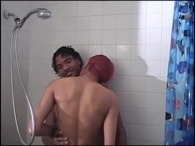 Gays Case: หนุ่มดำเงี่ยนที่มีหัวนมเจาะ ดูดควยร้อนของหนุ่มหล่อในห้องน้ำ