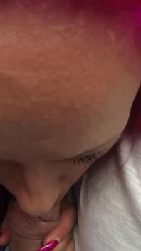 Une pute rose me suce la bite