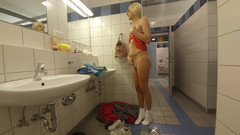 sweetfeet29: Geil in öffentlicher toilette 1