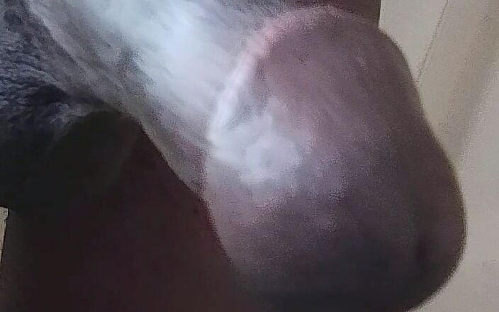 HaitiKing7: Uzun şişman yarağımı sarkık taşaklarla okşuyor