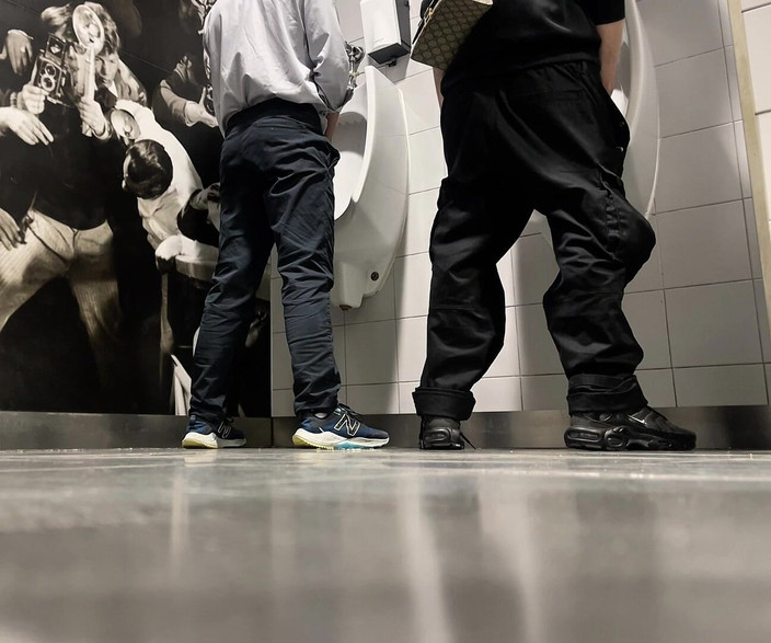 AmateurBoysPissing: Alışveriş merkezinin umumi tuvaletlerinde bir gün