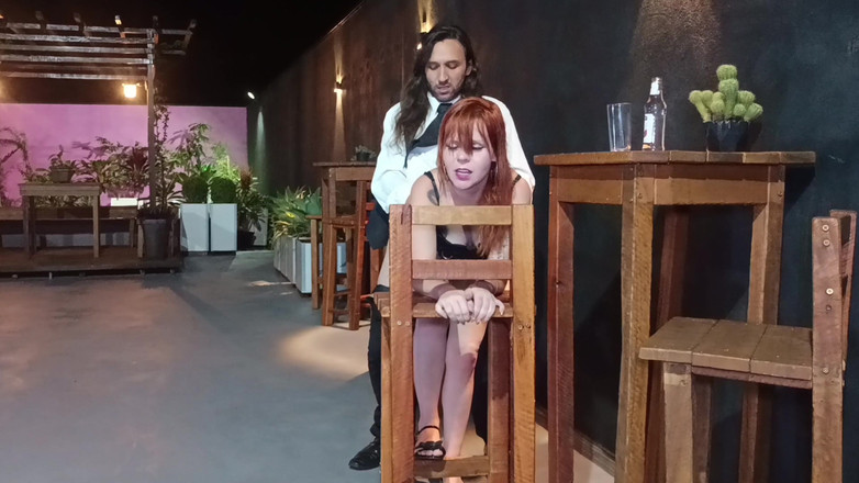 Porcelain Doll: Une Rousse Est Excitée Et Baise Avec Le Serveur Au...