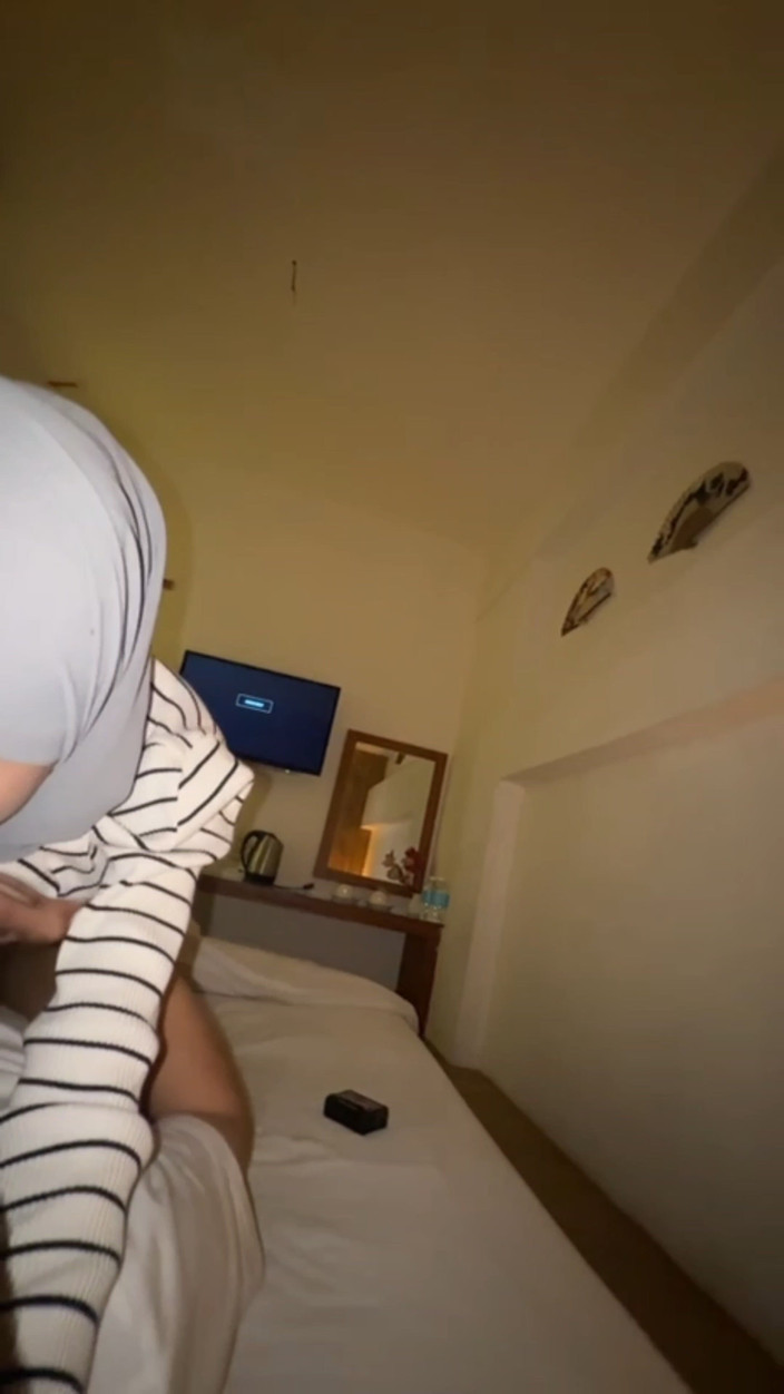 Jilbab69: Goyangin pacarku berhijab di atasnya sampai dia crot di dalam