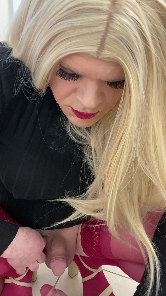 MadisonCD2025: Nadržený Sissy Crossdressing Trans Téměř se vystříká na ptáka a...