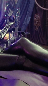 에바 라텍스 페티시 BDSM 미스트리스 솔로 도미나트릭스 캣수트 고무 하이힐 안경 MILF 큰 엉덩이 다리 장갑