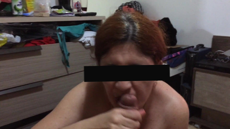 Masked woman: Soția roșcată suge și masturbează penisul până primește spermă în gură