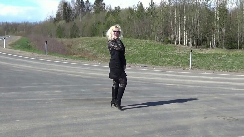 Nylon-Heels: Niegrzeczna laska na drodze