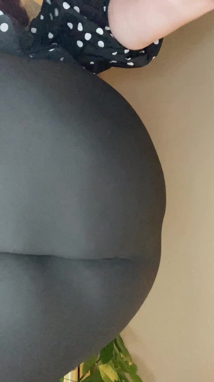 BellaBlast: 슬로우 모션으로 레깅스를 입고 엉덩이를 떨어뜨리고 때리기