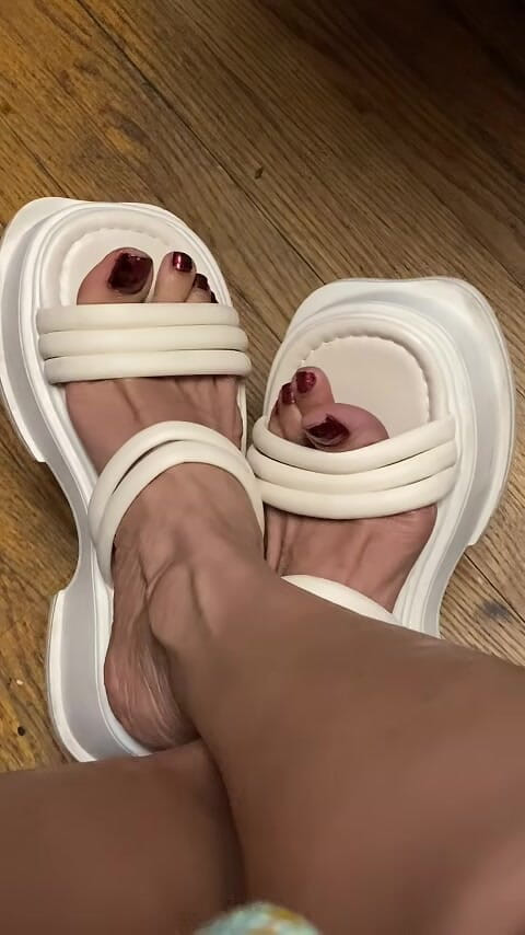 Naelor: Melove sexy kleine füße in ihren weißen sandalen