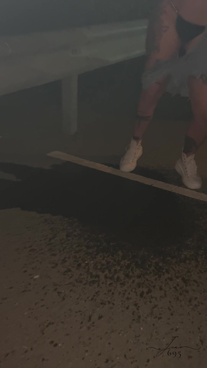 June695: Zlatá sprcha v ulici