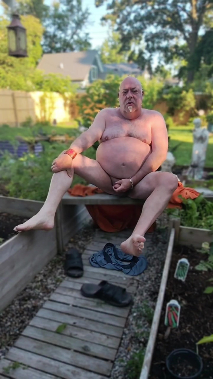 beardaddychub: Arka bahçemin tadını çıkarıyor - çıplak!