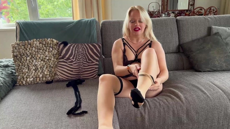Anna Lynx: Trying on Back Seam Stockings