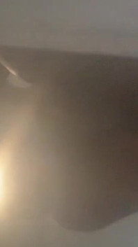 Une beauté asiatique excitée à la chatte béante et pète me rend excitée et éjacule