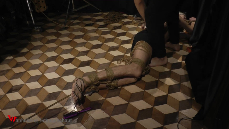 Wanheldvig: 尼基被绑在地板上，脚痒痒地挠痒