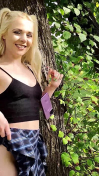 Perversa spinner Ellie Shoule se dezbracă afară și ejaculează în pizda ei păroasă - imoral în direct 4K