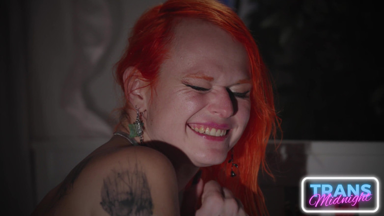 Trans Roommates: Transsexuální bohyně uctívá jeho černého ptáka, zatímco vrtá její surový zadek