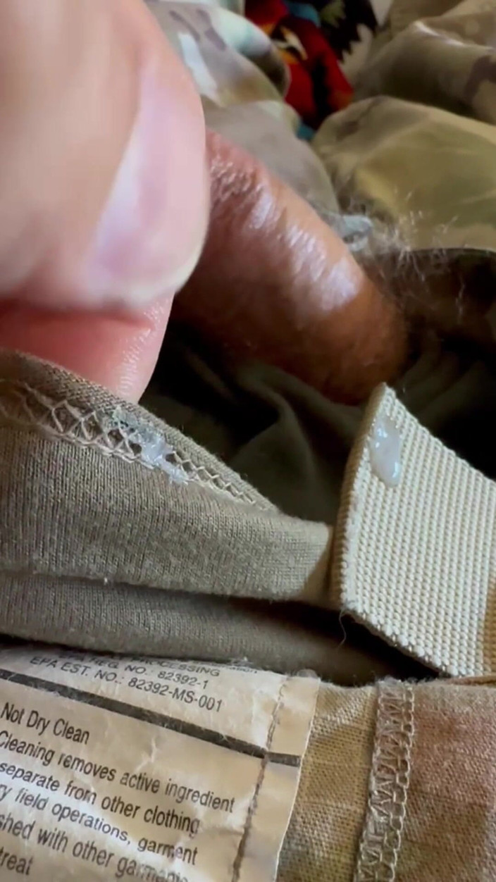 Gay Soldier Stuff: 穿着汤米拳击手三角裤的军人穿制服的陆军士兵撸管并射精