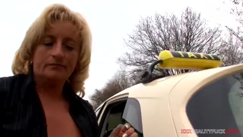 Czech Pornzone: La cavalcata in taxi è impazzita