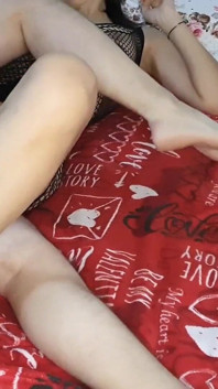 Aku ngabisin memek pink saudara tiriku waktu dia meringis keenakan. Cewek itu suka banget sama kontol besarku