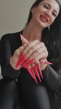 Stiletto merah yang glamor menyembah kuku